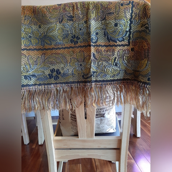 Beautiful paisley patterned wrap - Picture 1 of 4